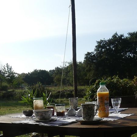 La Petite Lande Bed & Breakfast Menil Exterior photo